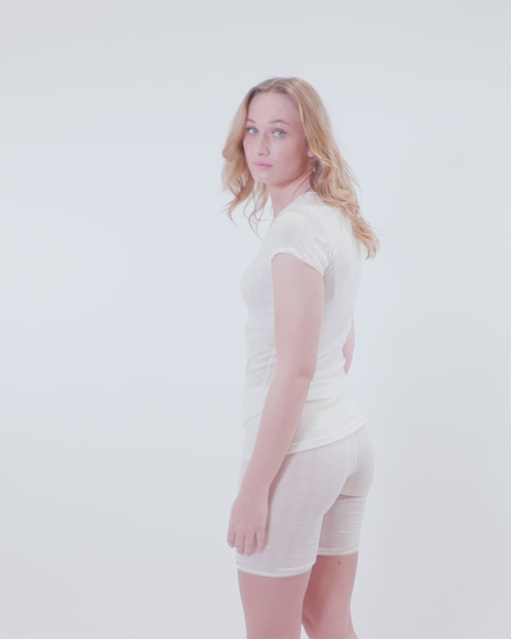 Joha uld silke shorts med blondekant naturhvid